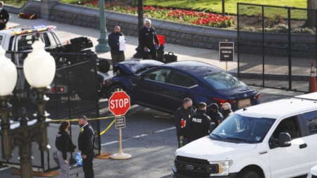 Автомобилът, който блъсна двама полицаи пред Капитолия