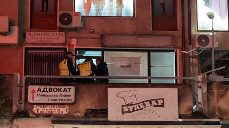 Полицаи оглеждат щетите след стрелбата по българския клуб 