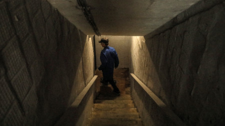 Мъж слиза в бомбоубежище в Киев, Украйна, 05 юни 2023 г. 
