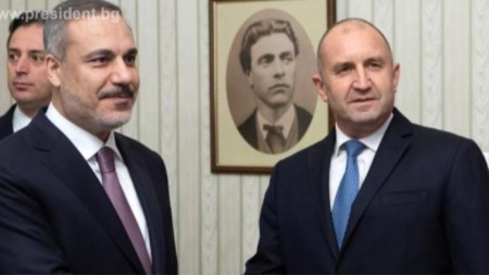 Ministri turk Hakan Fidan (majtas) dhe Presidenti bullgar Rumen Radev