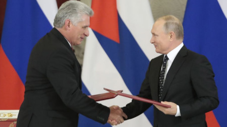 Владимир Путин и Мигел Диас-Канел (вляво) подписаха съвместна декларация, в която потвърдиха съюзническия стратегически характер на отношенията между двете Русия и Куба.