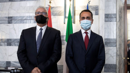 Либийският министър на външните работи Фатхи Башага (ляво) с бившия италиански министър на външните работи Луиджи де Майо - октомври 2020