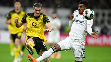 Забицер от Борусия (вляво) чисти топката пред Кнауф.