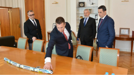El ministro de Tranporte Gueorgui Gvozdeykov y la dierctiva de la compañía Stadler Polska Sp. z. o o