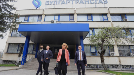 Мая Манолова и още четирима депутати посещават „Булгартрансгаз“