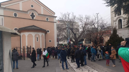 Над 600 души присъстваха на панихидата в памет на Мара Бунева в църквата 