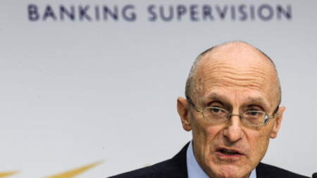 Европейската централна банка поиска от търговските банки да намалят кредитирането