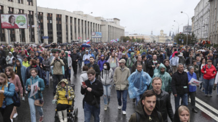 Днешният протест е разрешен от властите за разлика от предишните два, когато бяха арестувани стотици демонстранти, а полицията използва силови методи, за да ги разпръсва