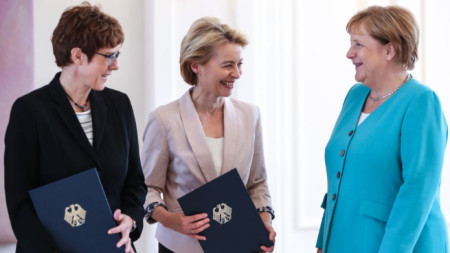 Ангела Меркел е доволна, че Урсула фон дер Лайен (в средата) поема в Брюксел Европейската комисия, а в Берлин Анегрет Крамп-Каренбауер (вляво) влиза в кабинета ѝ като министър на отбраната.