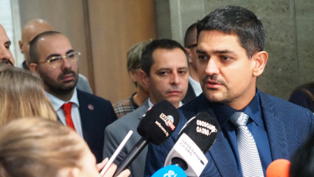 Лидерът на партия МЕЧ Радостин Василев говори пред журналисти в НС.