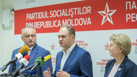 Новоизбраният кмет на Кишинев Йон Чебан (в средата) до президента на Молдова Игор Додон (вдясно) и шефът на парламента Зинаида Гречани на пресконференция след втория кръг на местните избори.