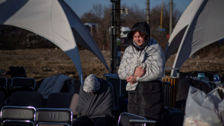 Хора, напускащи Украйна, пристигат на границата със Словакия