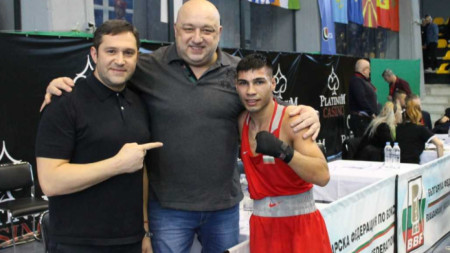 Красимир Инински (президент на бФ Бокс), Красен Кралев (министър на младежта и спорта) и Даниел Асенов