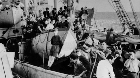 Еврейские беженцы из оккупированной Европы на пути через Средиземное море  в Палестину