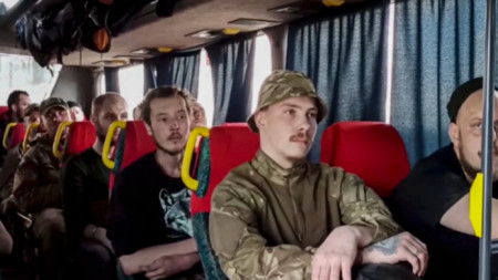 Украинские военнослужащие в автобусе, который покидает «Азовсталь». Стоп-кадр из видео, предоставленного Министерством обороны России, 17 мая 2022 г 