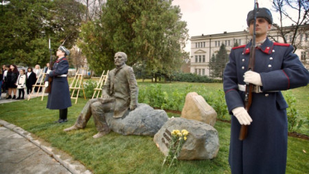 Нов паметник на Захарий Стоянов беше открит срещу северния вход на старата сграда на Народното събрание 