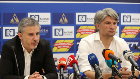 Павел Колев (вляво) представи официално Ивайло Петков.