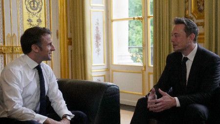 Илон Мъск (вдясно) и френският президент Еманюел Макрон (вляво) позират преди разговорите си в Елисейския дворец в Париж, 15 май 2023 г. 