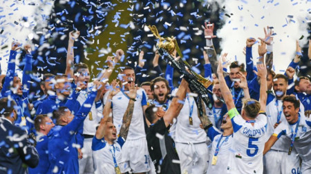 Футболистите на Динамо празнуват с трофея.