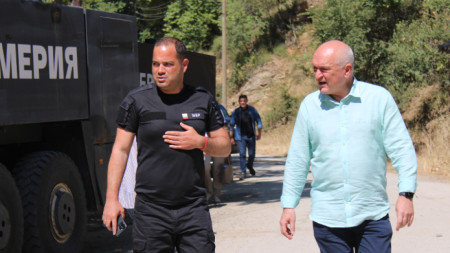 Служебният премиер Димитър Главчев (вдясно) и министърът на вътрешните работи Калин Стоянов (вдясно) са в с. Петрово, където да се запознаят с обстановката при пожара в планината Славянка - 29 юли 2024 г.