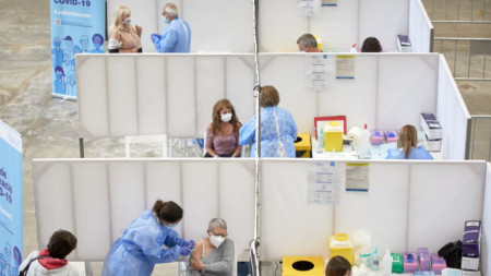 Имунизация срещу Covid-19 във ваксинационен център в Жирона, Каталуния, 19 април 2021.