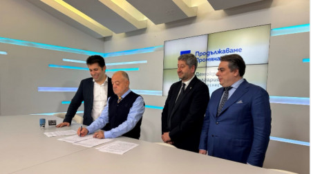 Отляво надясно - Кирил Петков, Атанас Атанасов, Христо Иванов и Асен Василев подписват споразумението за общо явяване на изборите