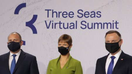 Държавният глава е в Талин, където участва в срещата на върха на инициативата „Три морета“. На снимката е с президентите на Естония и Полша.