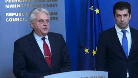 Кирил Петков и Бойко Рашков на извънреден брифинг в Министерския съвет.
