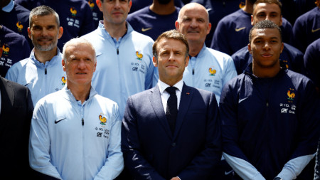Килиан Мбапе (вдясно) в компанията на президента на Франция Макрон и националният селекционер Дидие Дешан
