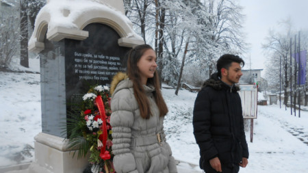 В знак на признателност към саможертвата на героите за освобождението и независимостта на родината в Белоградчик на 3 март поднасят венци и цветя пред паметника на загиналите във войните.