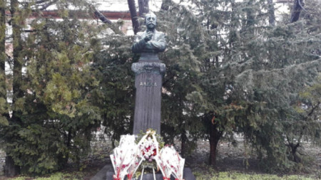 Паметникът на Алеко Константинов в Свищов
