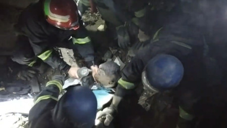 Спасители изваждат от развалините лекар във Вилянск, Заположка област. Според украинските власти след руски ракетен удар срещу родилно отделение е загинало дете