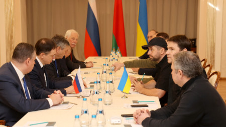 Руската (вляво) и украинската делегация на преговорите между Русия и Украйна в Гомелска област в Беларус, 28 февруари 2022 г.