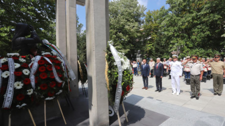 Паметника на медицинските чинове, загинали във войните в градинката на ВМА-София