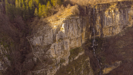Вазова екопътека и водопада Скакля 