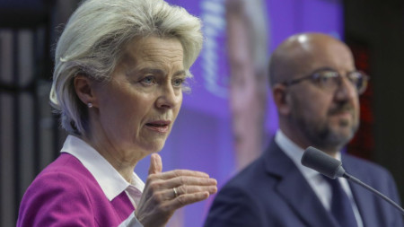 Урсула фон дер Лайен и Шарл Мишел обявяват резултати от срещата на върха на ЕС в Брюксел, 31 май 2022 г