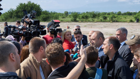 Румен Радев говори пред журналисти на полигона на НСО в Доброславци.