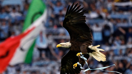 Орелът „Олимпия“ на Лацио прелетя над стадиов 