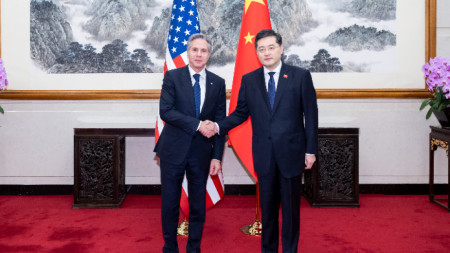 Държавният секретар на САЩ Антъни Блинкън с китайския външен министър Цин Ган.