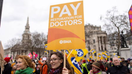 Протест на младшите лекари в Лондон