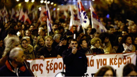 Протести в центъра на Атина докато депутатите гласуваха споразумението