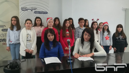 Стела Димитрова, Милена Миткова и част от децата от Центъра в Кирково