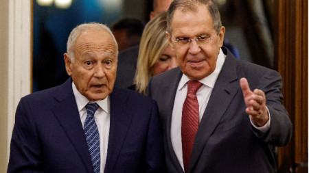 Министърът на външните работи на Русия Сергей Лавров (вдясно) и генералният секретар на Лигата на арабските държави Ахмед Абул Гейт - Москва, 9 октомври 2023