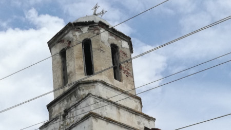Особено лоше е състоянието на камбанарията на храма „Св. Богородица“ в с. Дяково.