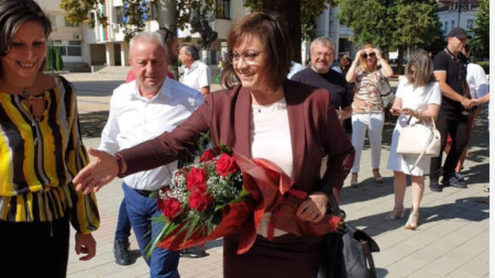 Корнелия Нинова обяви подкрепата на БСП за Радина Банкова (вляво) като кандидат за кмет на Ловеч 