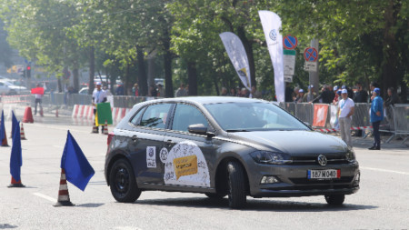 Единственото по рода си състезание за млади шофьори, организирано от СБА, се провежда днес. Финалистите участват в един ден на практически тестове, за да бъде избран Най-добрият млад шофьор на България за 2019 година. 
