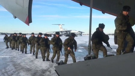 Руски военни се качват на военно-транспортен самолет, за да отидат в Казахстан за умиротворителна мисия под егидата на Организацията на договора за колективна сигурност.