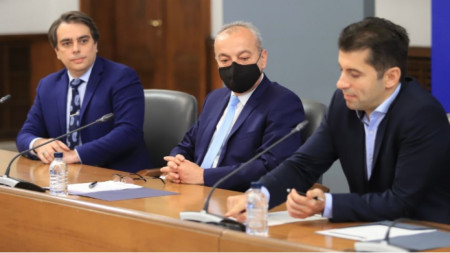 v.l.n.r.: Finanzminister Assen Wassilew, Sozialminister Galab Donew und Wirtschaftsminister Kyrill Petkow