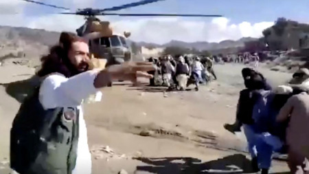 Пренасят ранени след земетресението в хеликоптер в провинция Пактика на Афганистан.