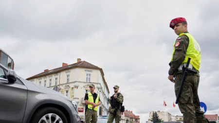 Полската гранична полиция проверява автомобили на границата с Германия. 